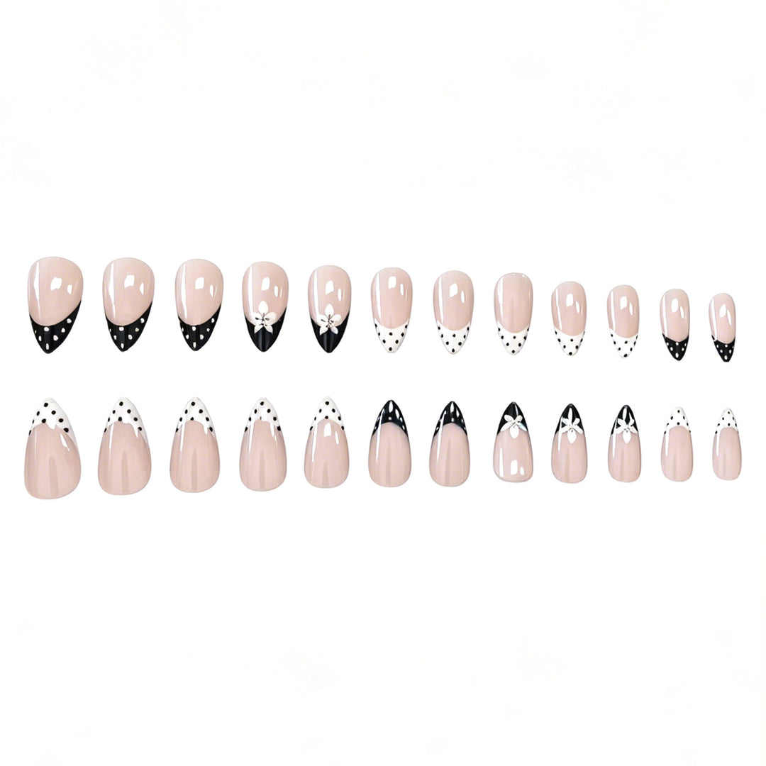 Elegante Schwarz-Weiße Blumennagelkunstverlängerungen Karnz
