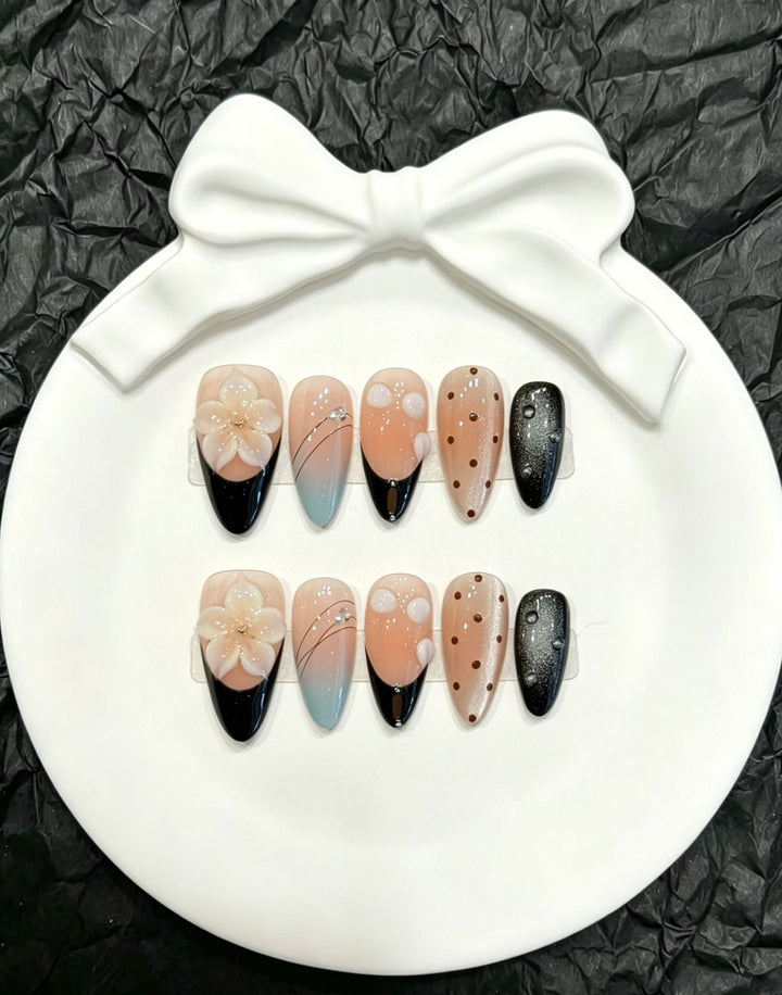 Elegantes Press-On-Nagelkunst-Set mit floralen und abstrakten Designs