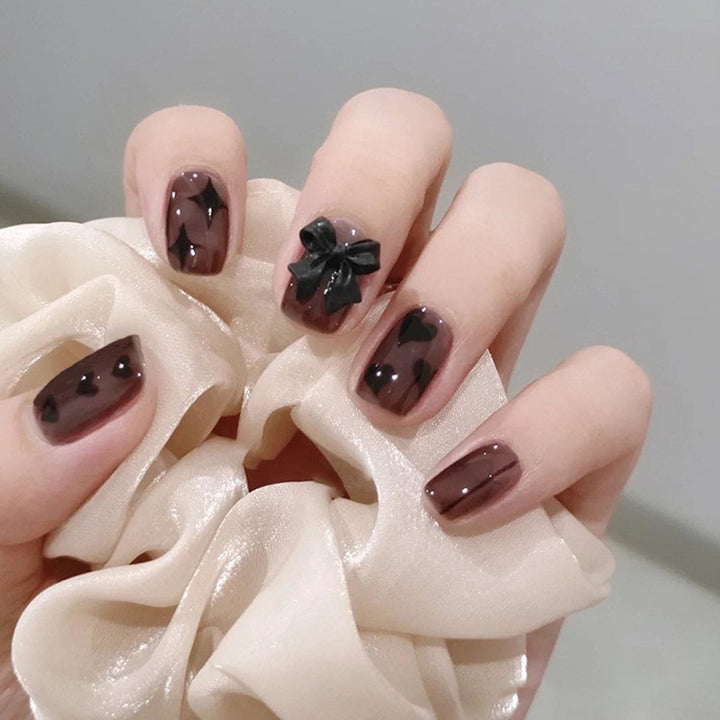 Künstlerisches Nageldesign-Kit mit Schleifenakzenten
