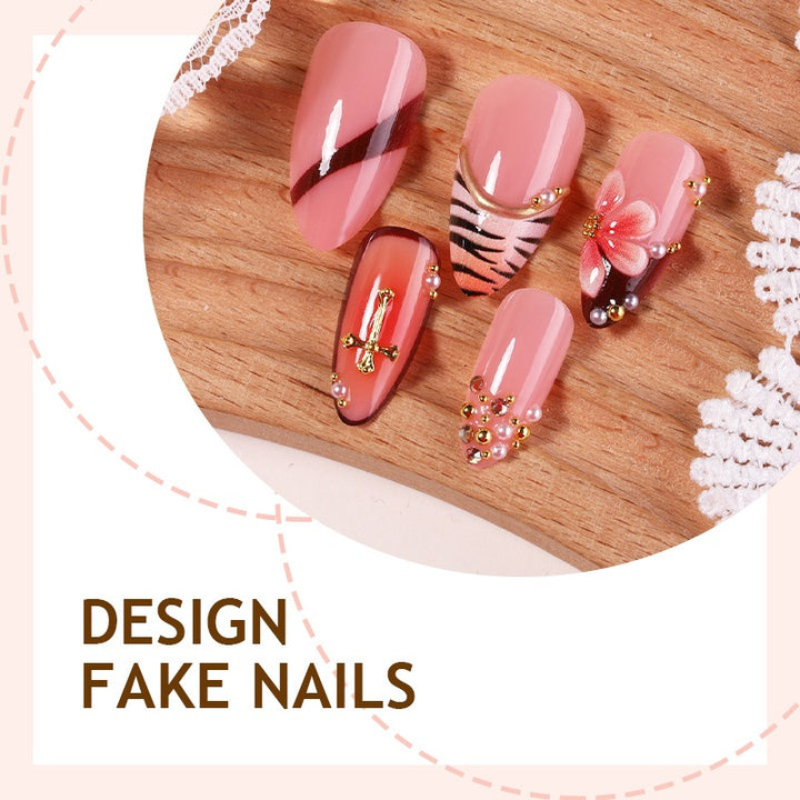 Kreatives Kunstnagelset mit floralen und eleganten Designs Karnz