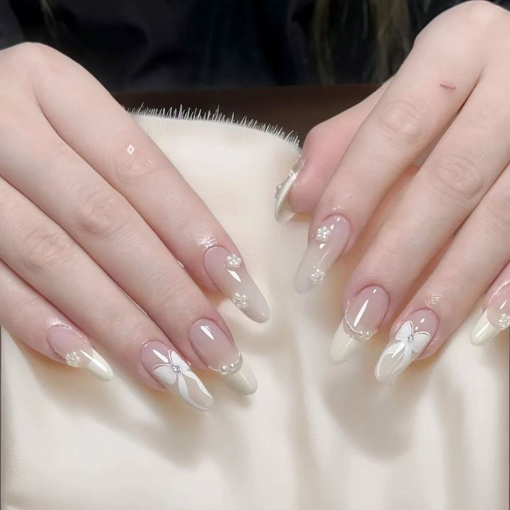 Künstlerisches, mandelförmiges Press-On-Nagelset mit eleganten floralen Akzenten Karnz
