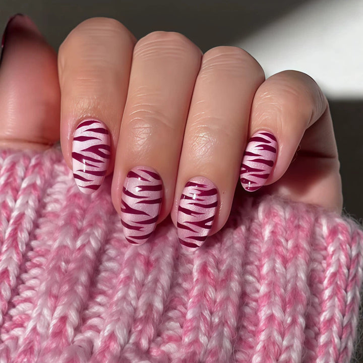 Künstlerisches Press-On Nagelset mit stilvollen Zebramustern Karnz