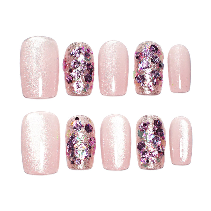 Künstliche Nagelkunst mit Glitzer und Glamour Effekten Karnz