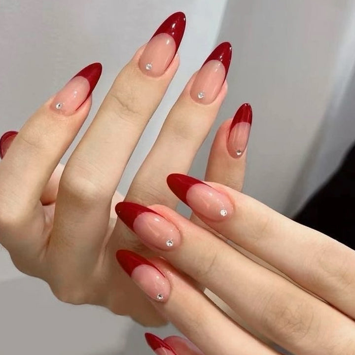 Elegante Rote Ombre Stiletto Nagelverlängerungen Karnz