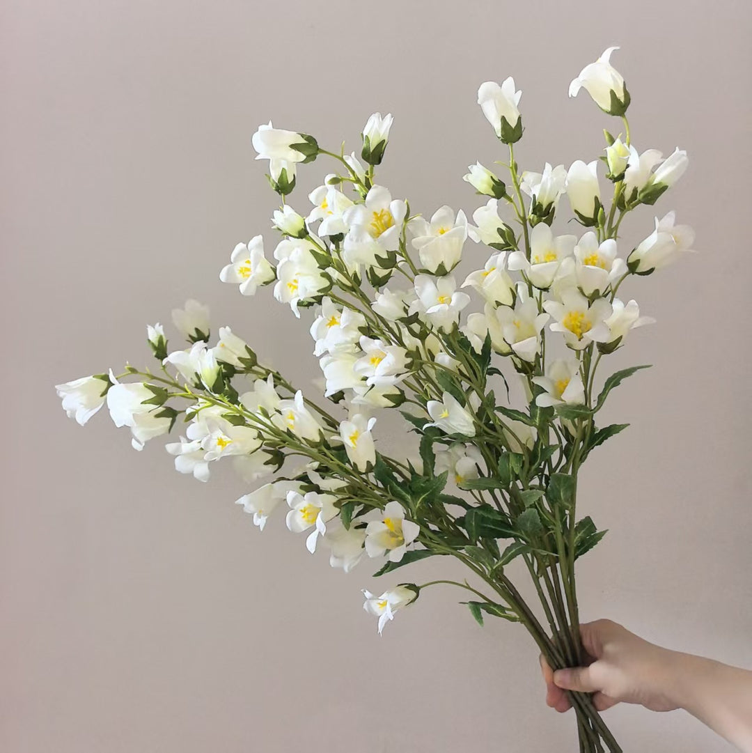 Lebensechter floraler Orchideenstamm