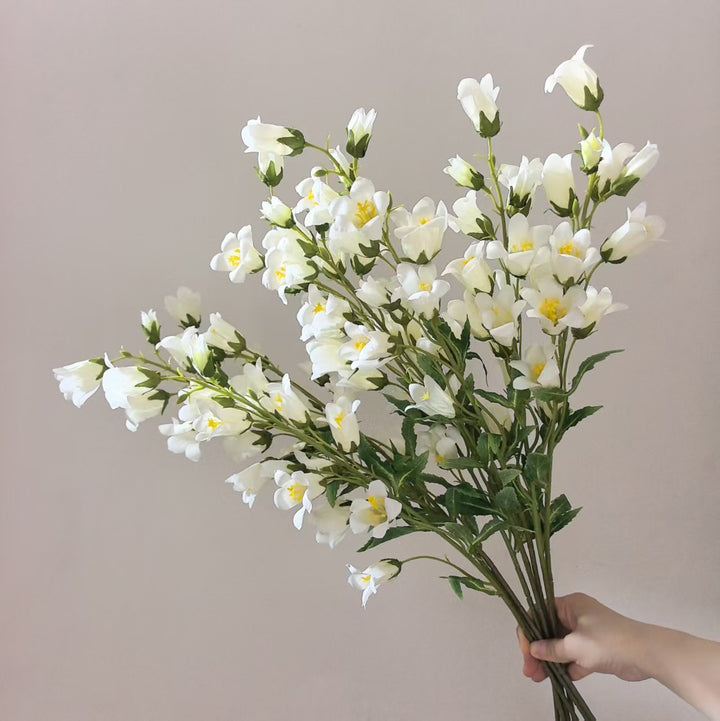 Lebensechter floraler Orchideenstamm