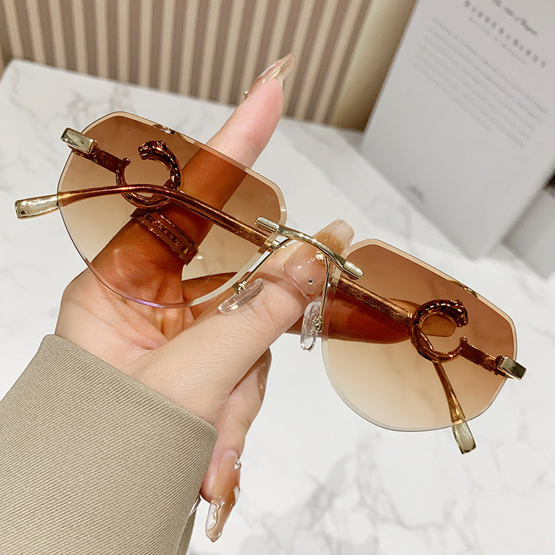 Damen trendige schicke Sonnenbrille im modernen Design mit filigranem Metallrahmen Karnz