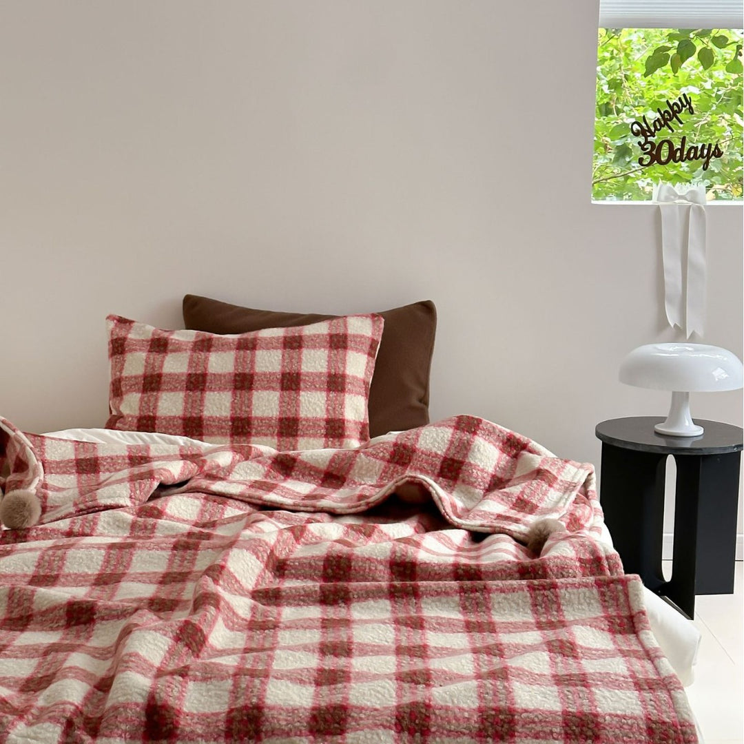 Große kuschelige Wohndecke im Nordic-Boho-Muster mit Pompon-Quasten
