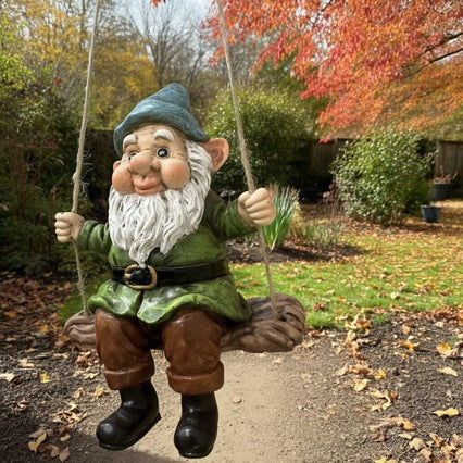 Gartenwichtel auf Schaukel Karnz