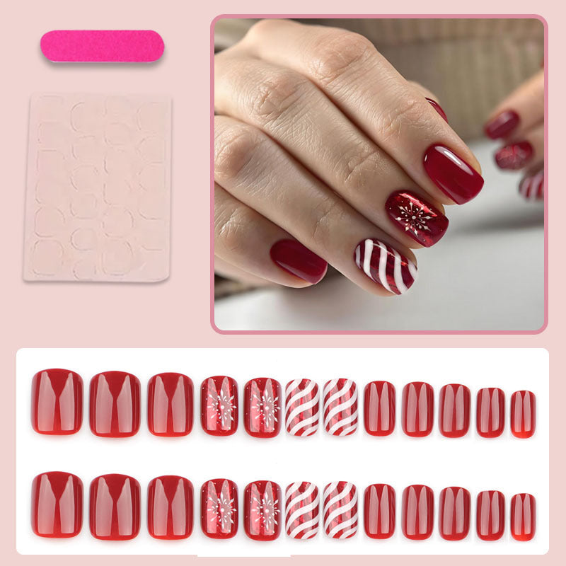 Kunstnagelset mit festlichen Winter-Motiven und Glitzerakzenten Karnz