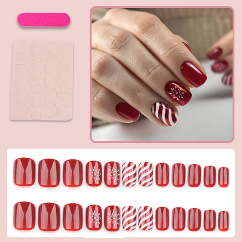 Kunstnagelset mit festlichen Winter-Motiven und Glitzerakzenten Karnz