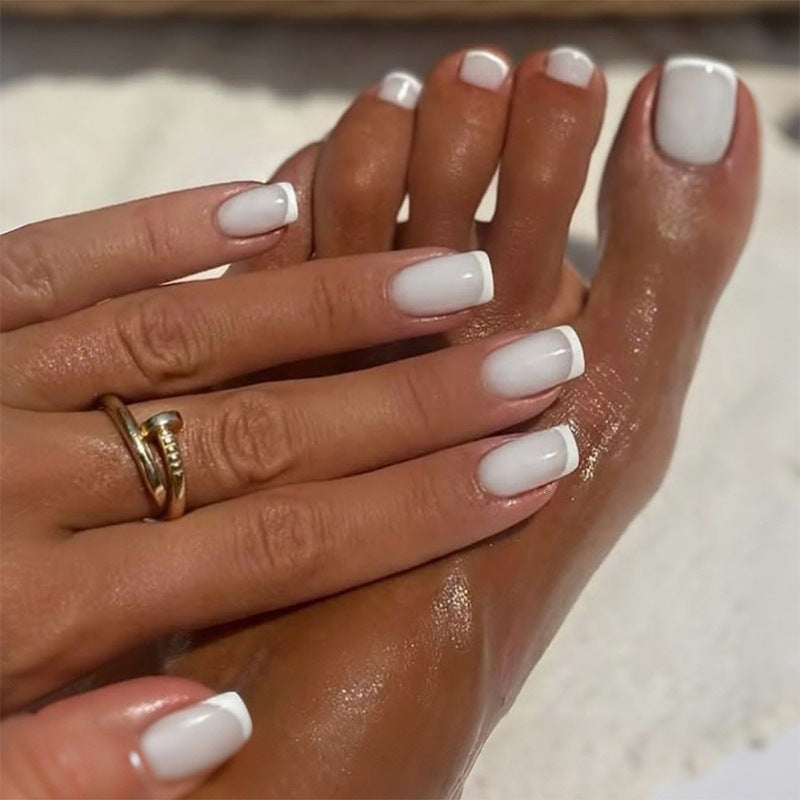 Kunstnail Set mit eleganten French-Spitzen Karnz
