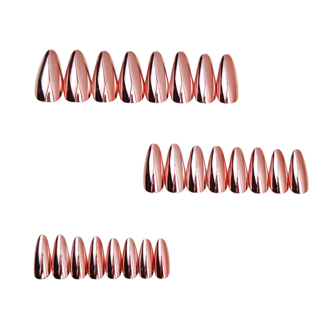 Kunstnägel Im Glänzenden Stiletto-Design Karnz