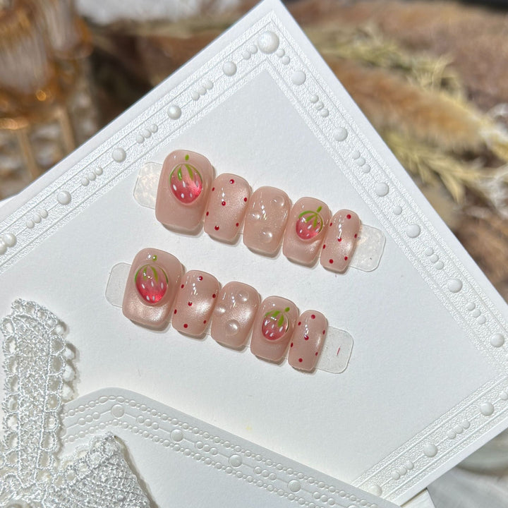 Erdbeer-inspiriertes Press-On Nagelkunst Set Karnz
