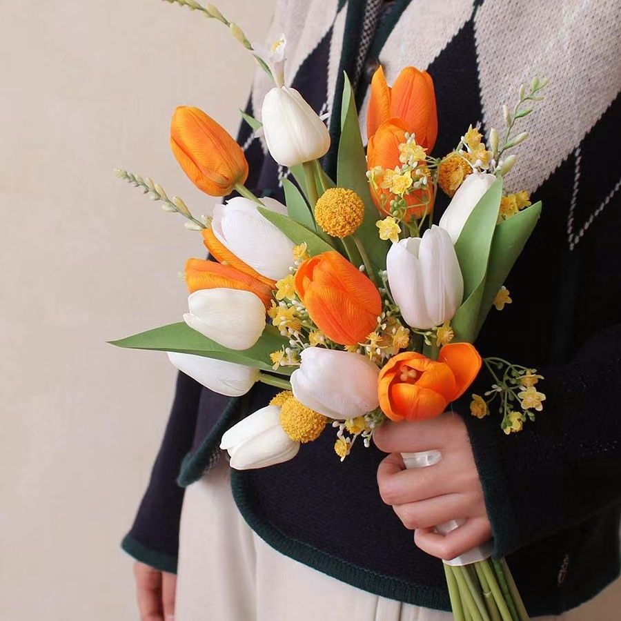 Künstlicher Tulpenblumenstrauß mit dekorativen floralen Akzenten