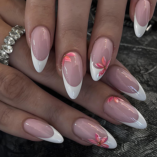 Kunstnagelset mit elegantem französischen Design und charmanten Blumenakzenten Karnz