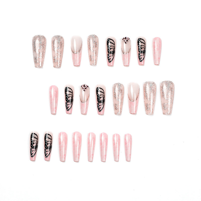 Glamouröse Nagelverlängerungen mit wunderschönen Schmetterlingsmotiven und Glitzerakzenten Karnz