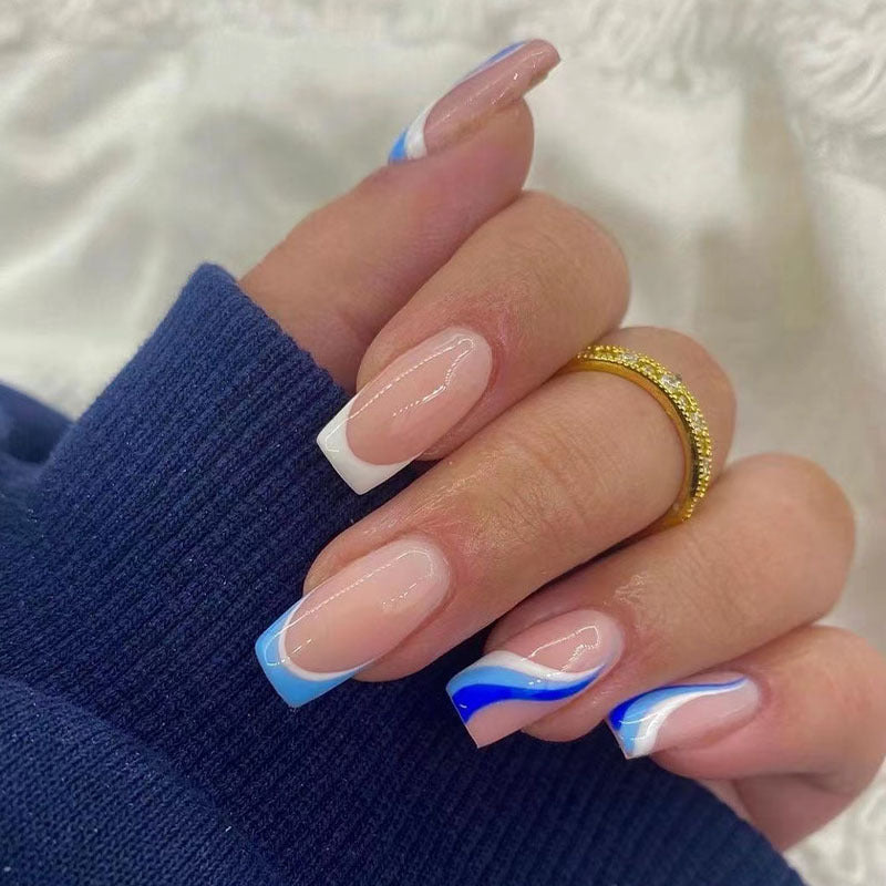 Kunstvolle und elegante Nagelverlängerungen mit Wellen-Design Karnz