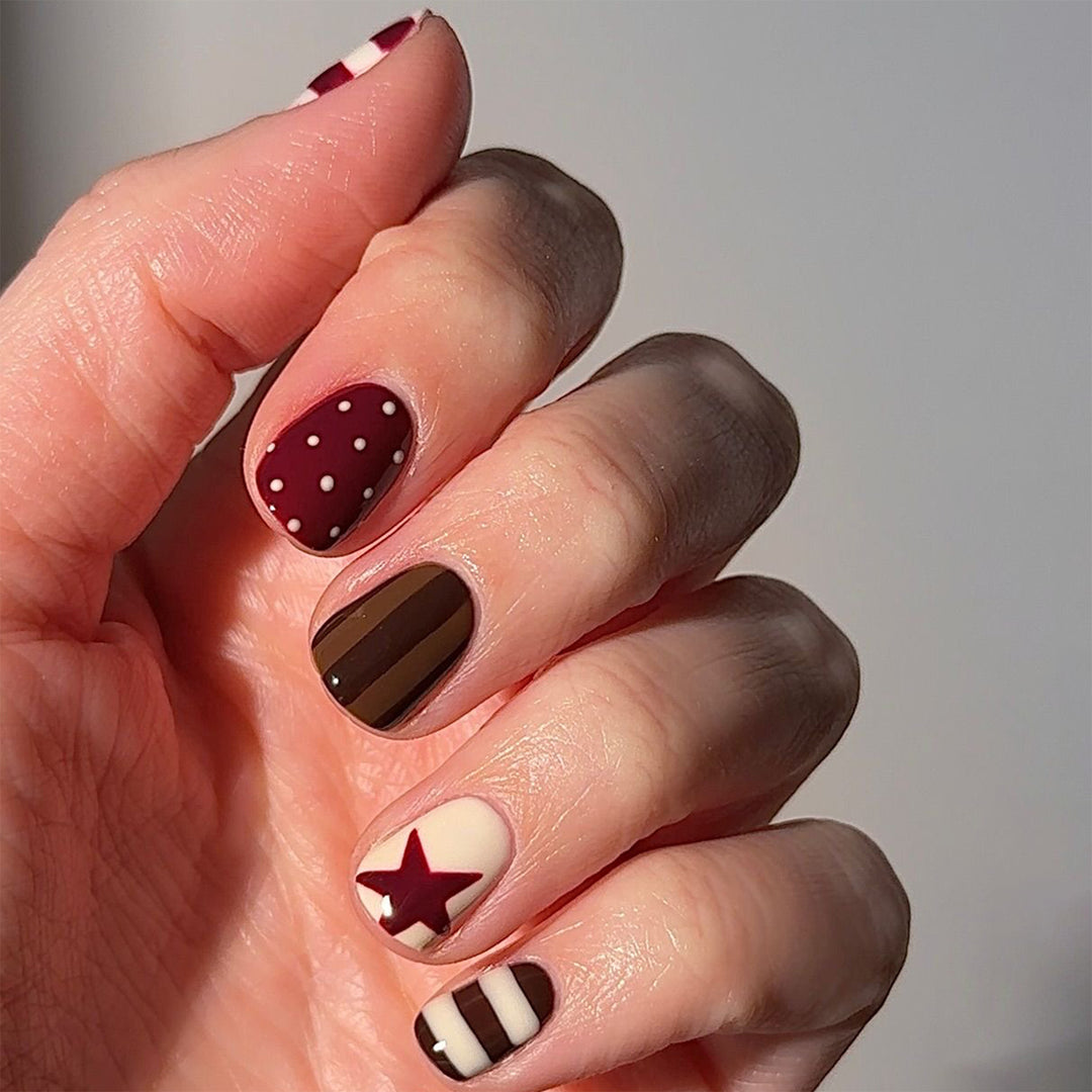 Kunstvolle Nagelkunst mit gestreiftem und punktemuster Karnz