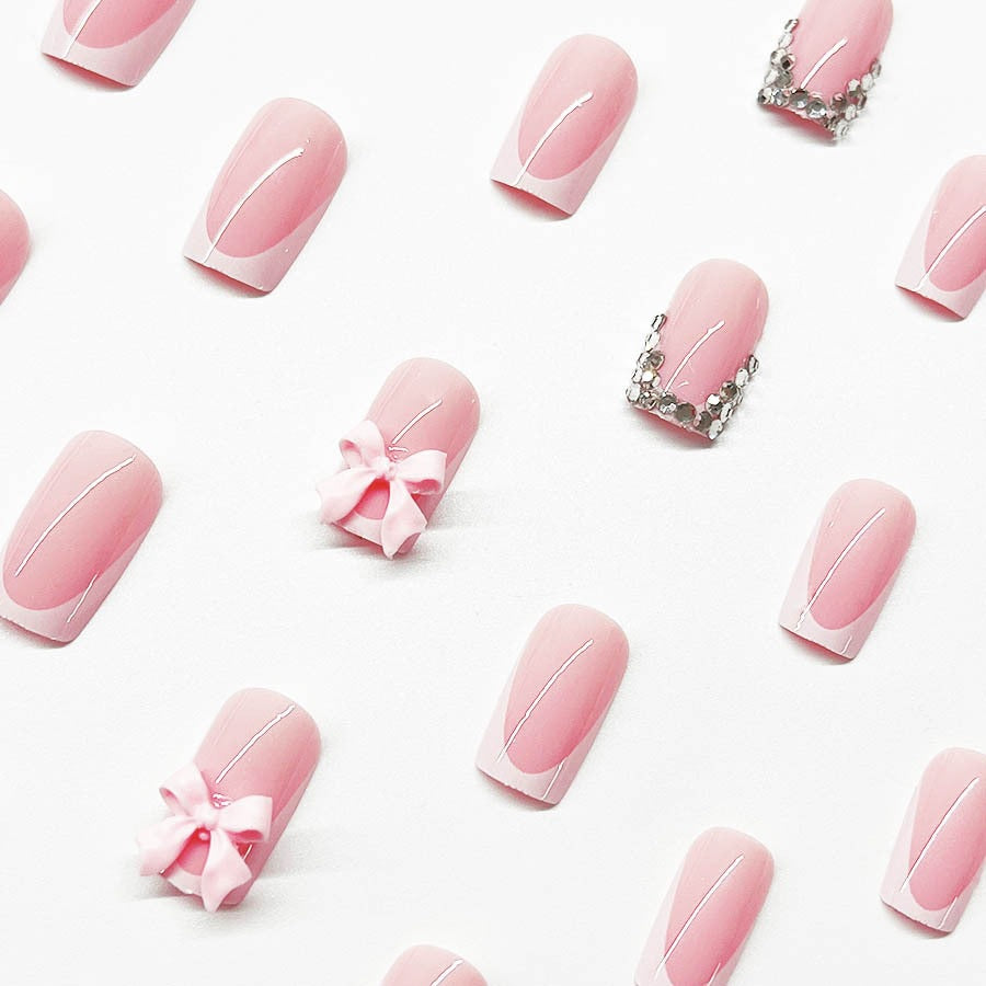 Kunstnagelset mit eleganten Details und 3D-Verzierungen Karnz