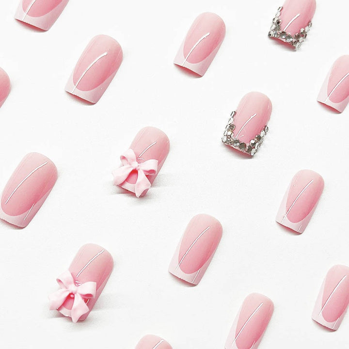 Kunstnagelset mit eleganten Details und 3D-Verzierungen Karnz