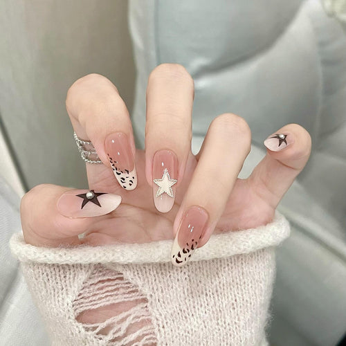 Kunstnagel Design mit Festlichem Sternen-Motiv Karnz