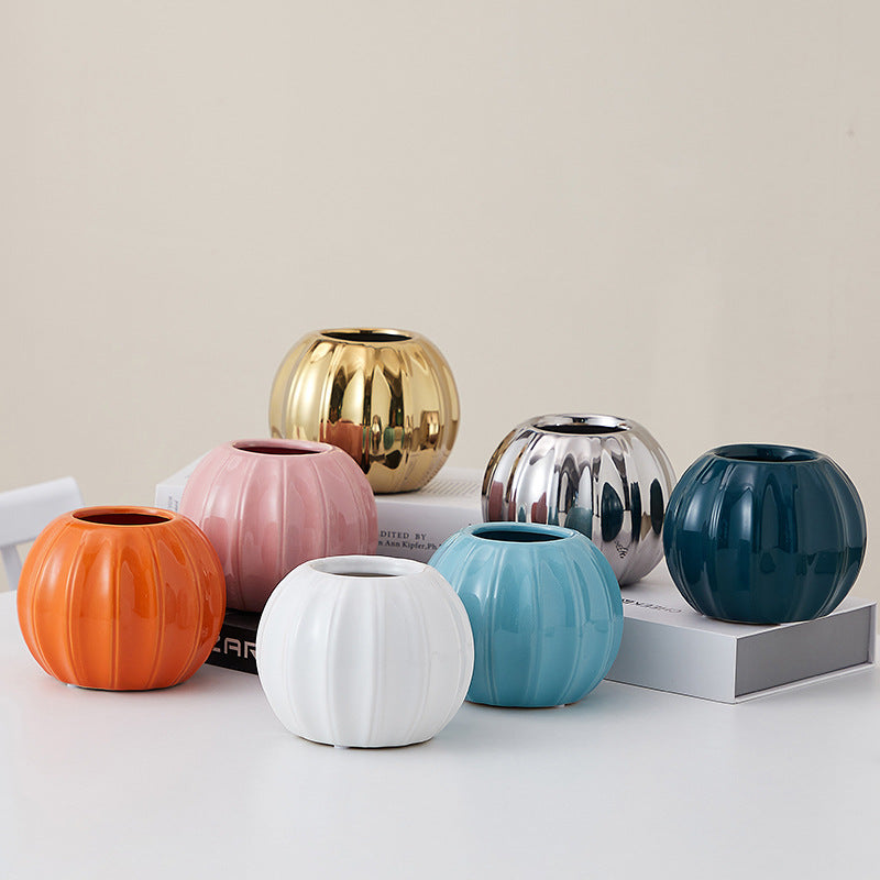 Dekorative Keramikvase mit modernem Rillenmotiv Karnz