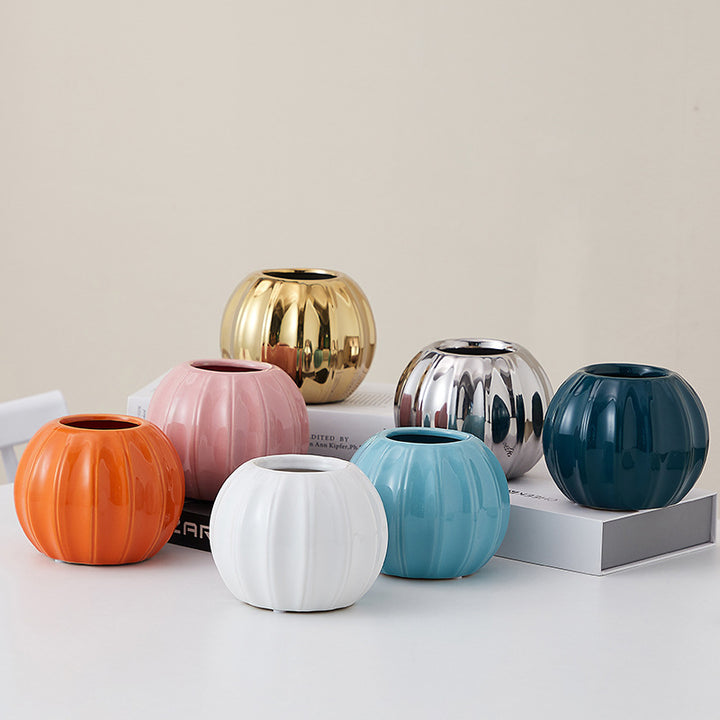 Dekorative Keramikvase mit modernem Rillenmotiv Karnz