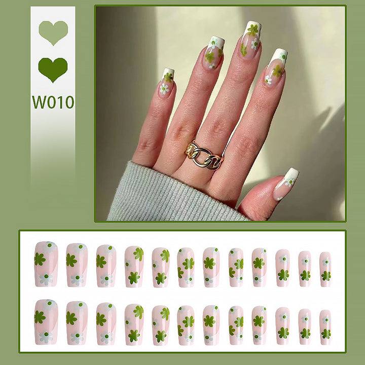 Kunstvolle Nagelspitzen mit Blumenmuster Karnz