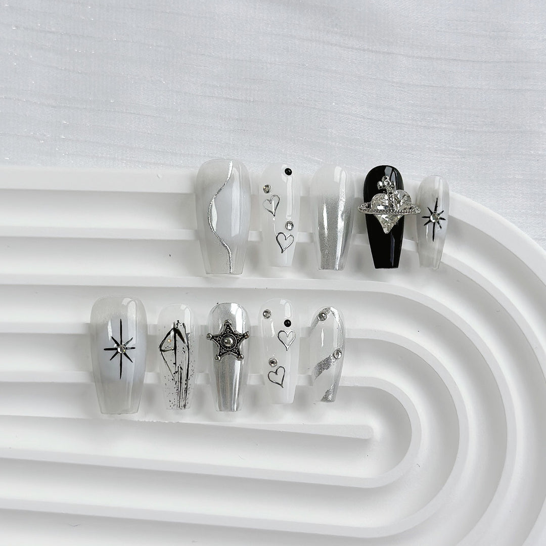 Künstlerisches Press-On Nagelkunstset mit Herz- und himmlischen Designs