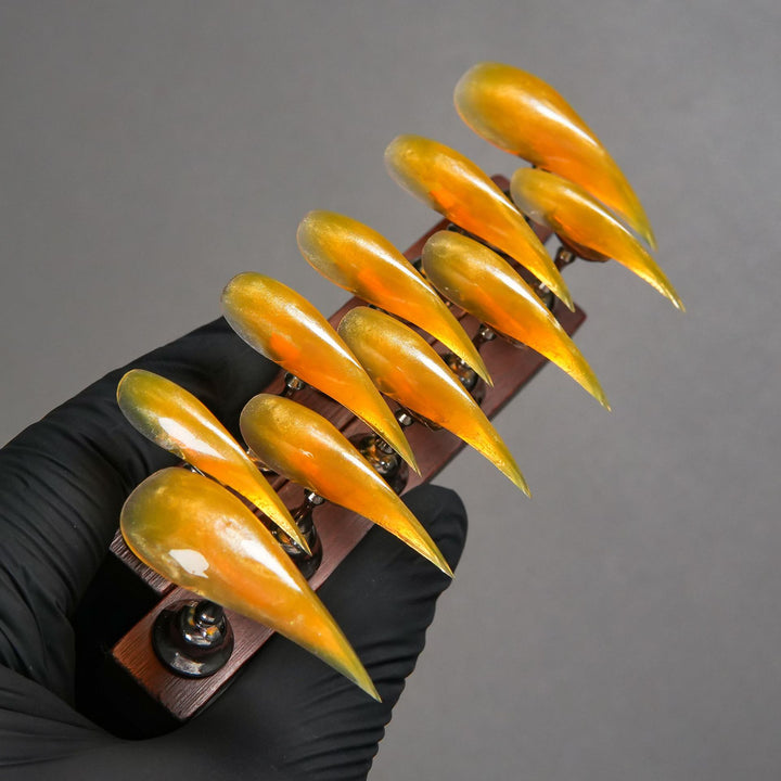 Stiletto-förmige Press-On-Nagelspitzen mit glänzendem Finish
