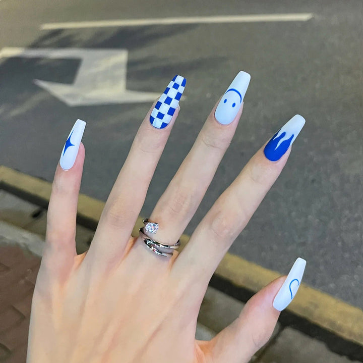 Kunstnagelset mit kreativem geometrischen Design Karnz