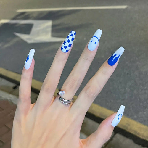 Kunstnagelset mit kreativem geometrischen Design Karnz