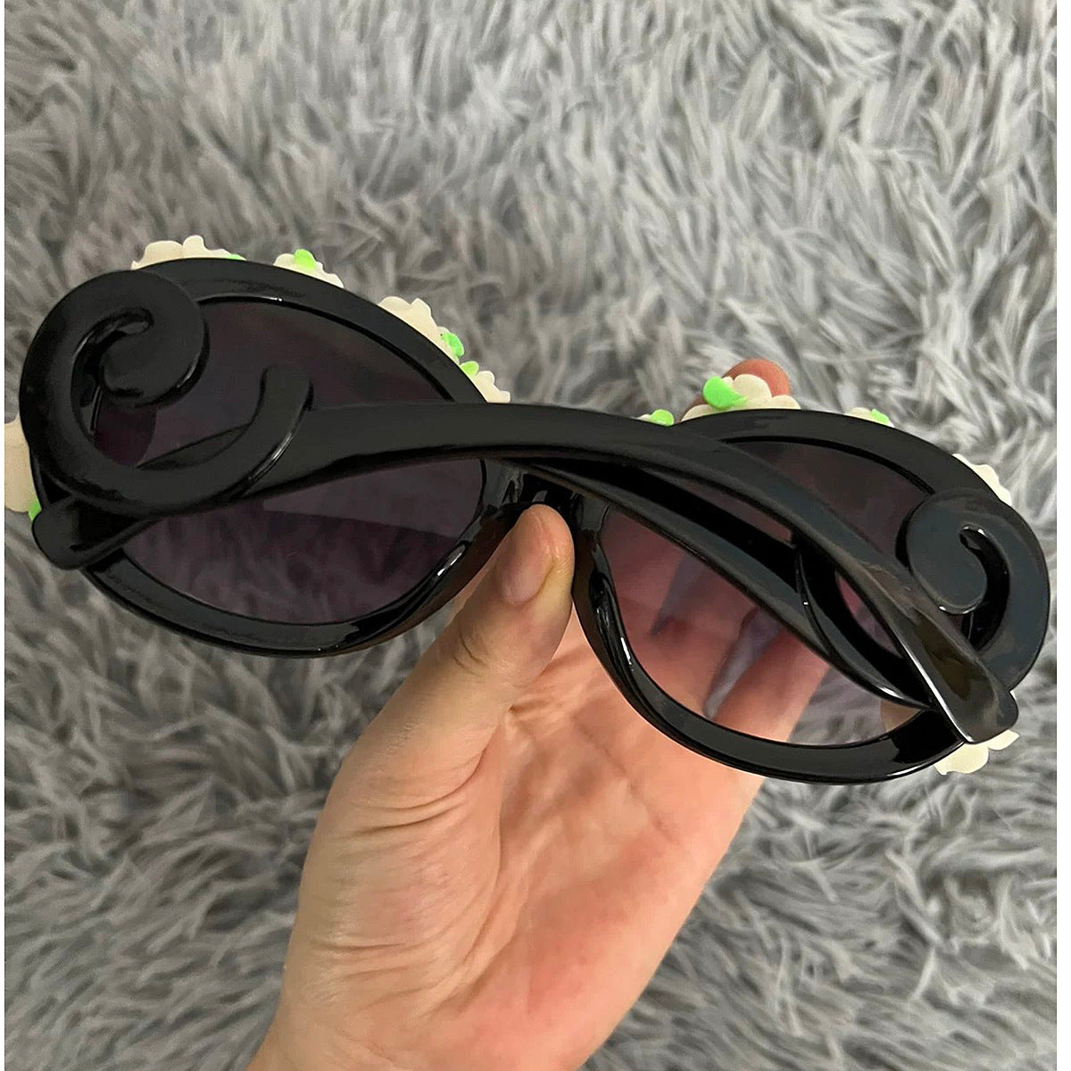 Damen Sonnenbrille mit floralen Akzenten Karnz