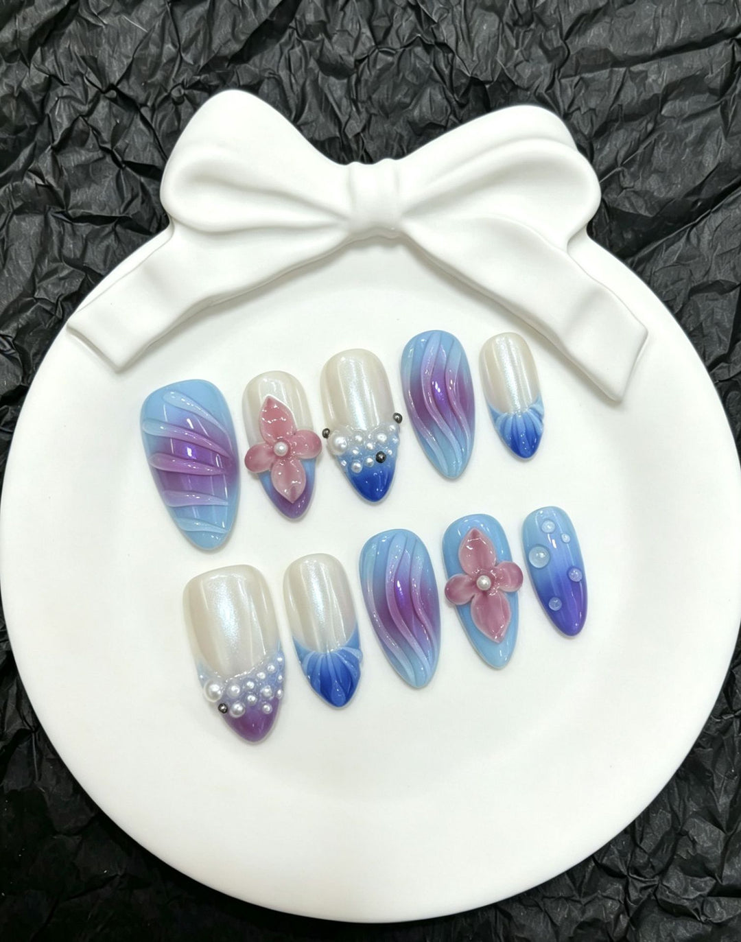 Dekorativer Press-On-Nagelset mit floralen und gradienten Designs