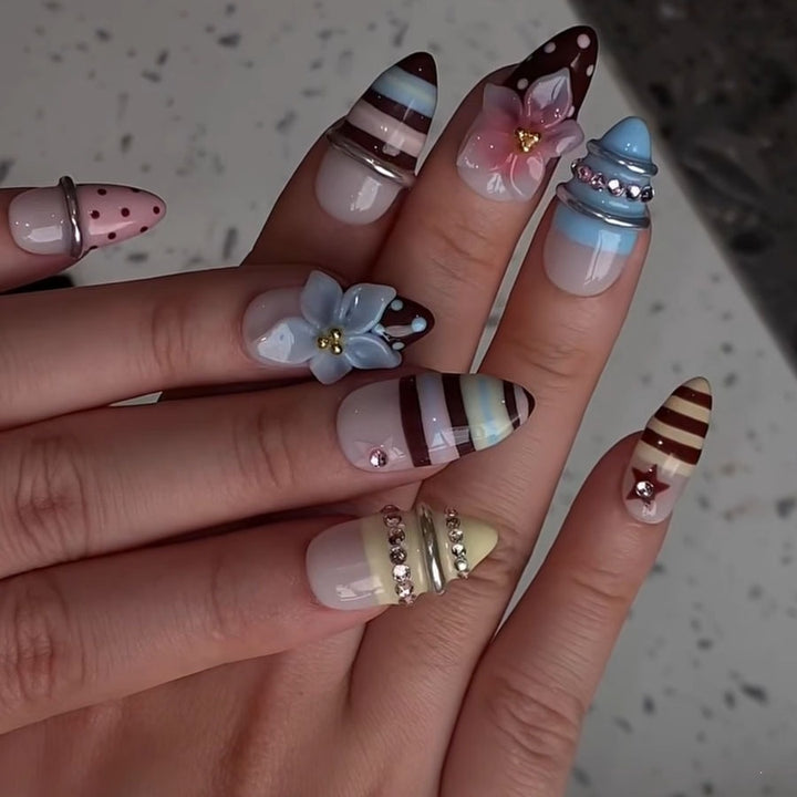 Kreatives Kunstnagelset mit floralen und gestreiften Akzenten Karnz