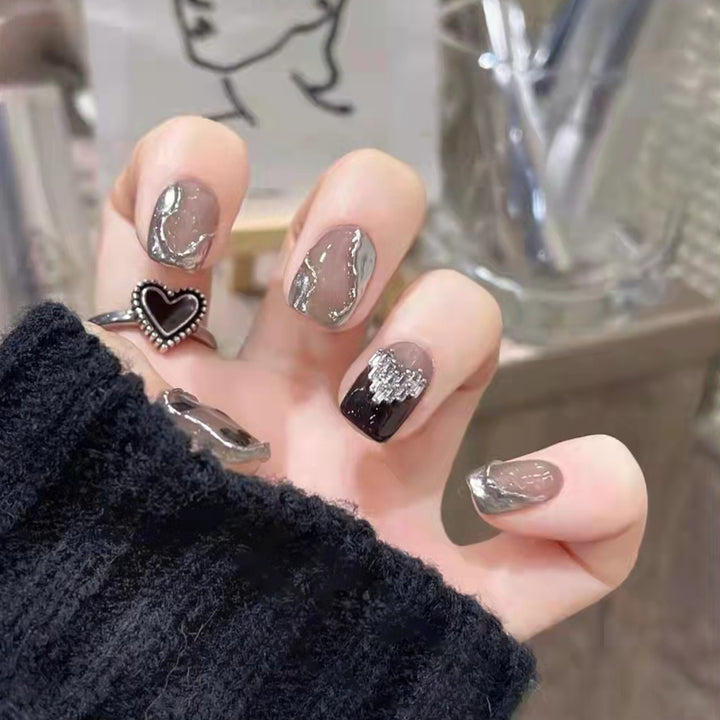 Kunstfingernägel mit Stilvollem Herz- und Ombre-Design Karnz