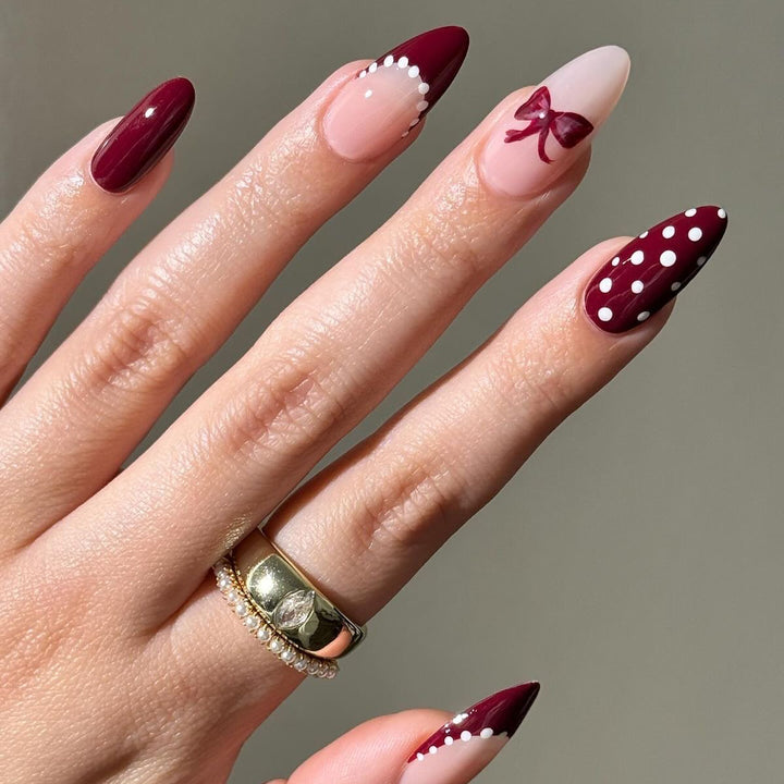 Künstlerisches Press-On-Nagelset mit Schleife und gepunktetem Design Karnz