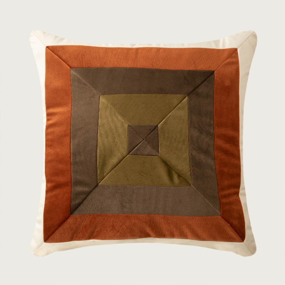 Quadratisches Zierkissen mit gestreifter Samt‑Intarsie und geometrischer Falten‑Optik