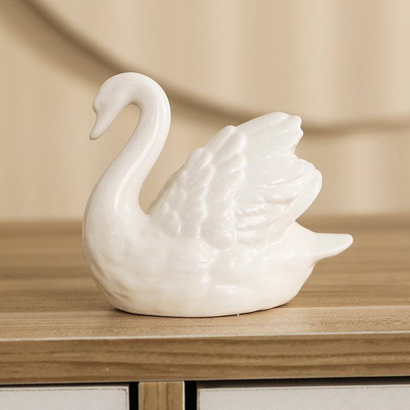 Elegante Keramikschwanfigur Karnz