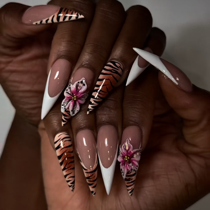 Kunstvolle Stiletto-Nägel mit floralem und tierischem Design Karnz