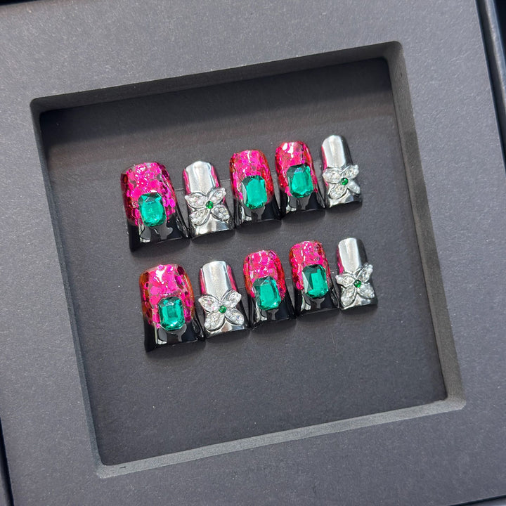 Glamouröses Press-On Nageldesign mit Juwelenelementen Karnz