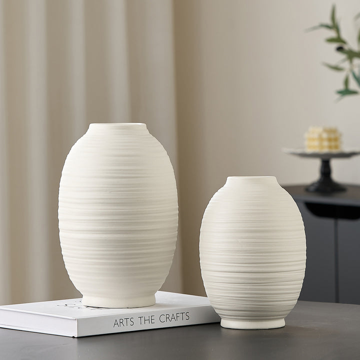 Dekorative Keramikvase mit kunstvollem Rillenmuster Karnz