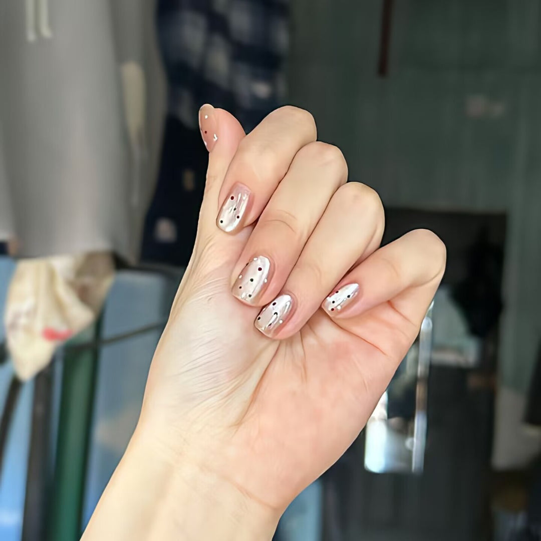 Trendige Kunstnägel mit Glitzer-Effekten Karnz