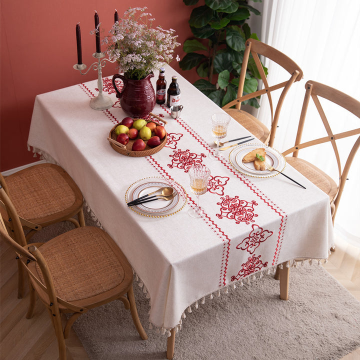Elegante bestickte Tischdecke