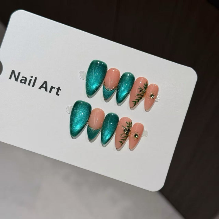 Elegante mit Strass veredelte Press-On Nagelkunst