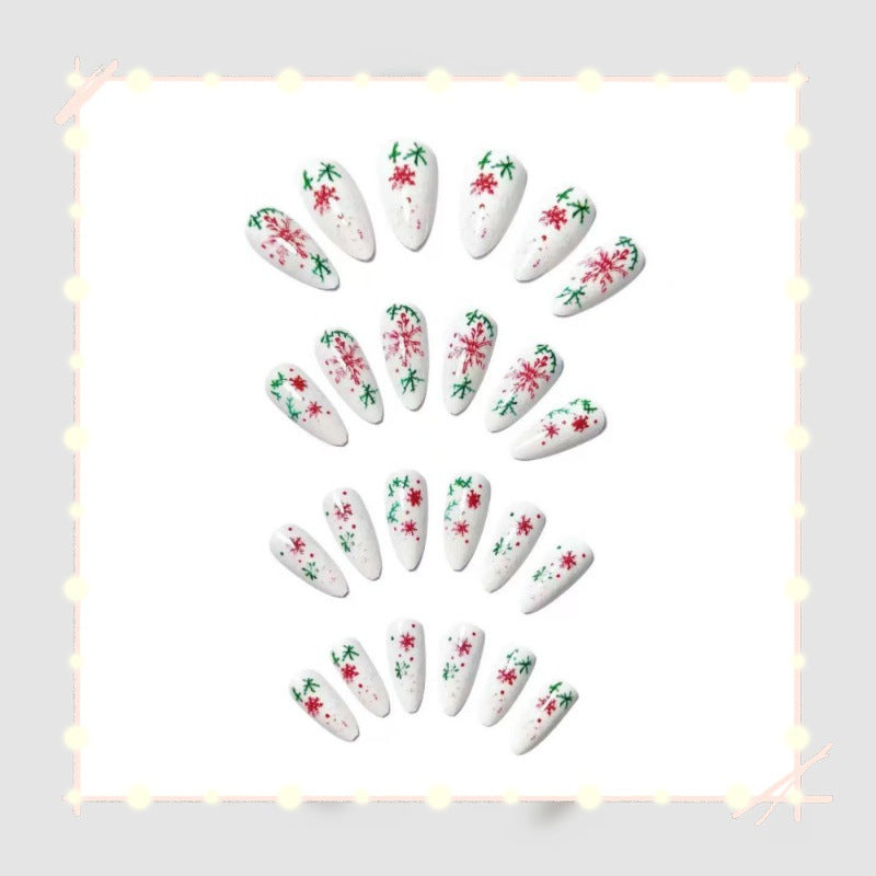 Kreative Nagelkunst mit festlichem Schneeflocken-Design Karnz