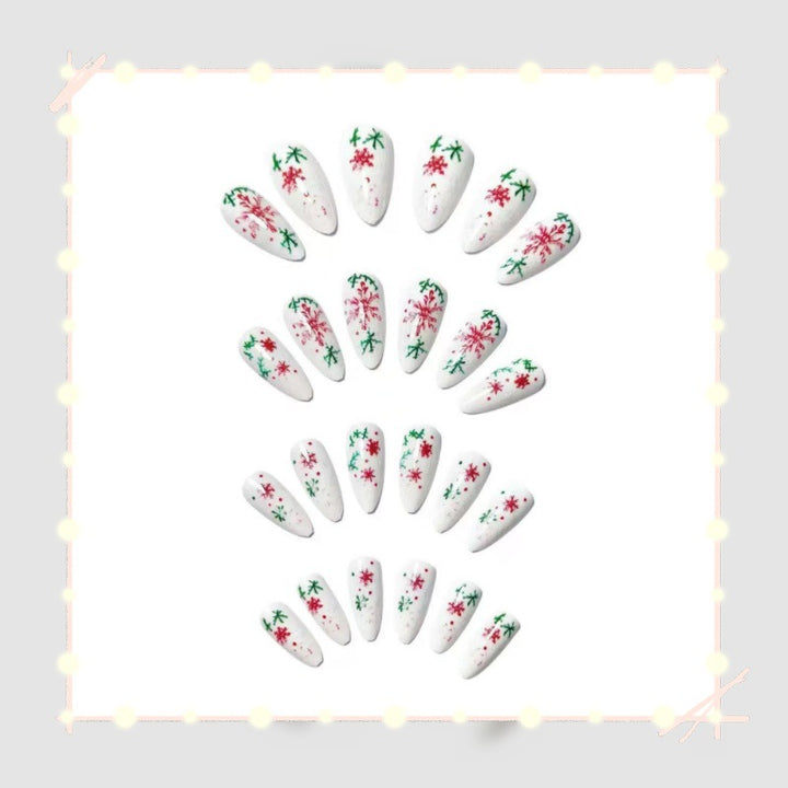Kreative Nagelkunst mit festlichem Schneeflocken-Design Karnz