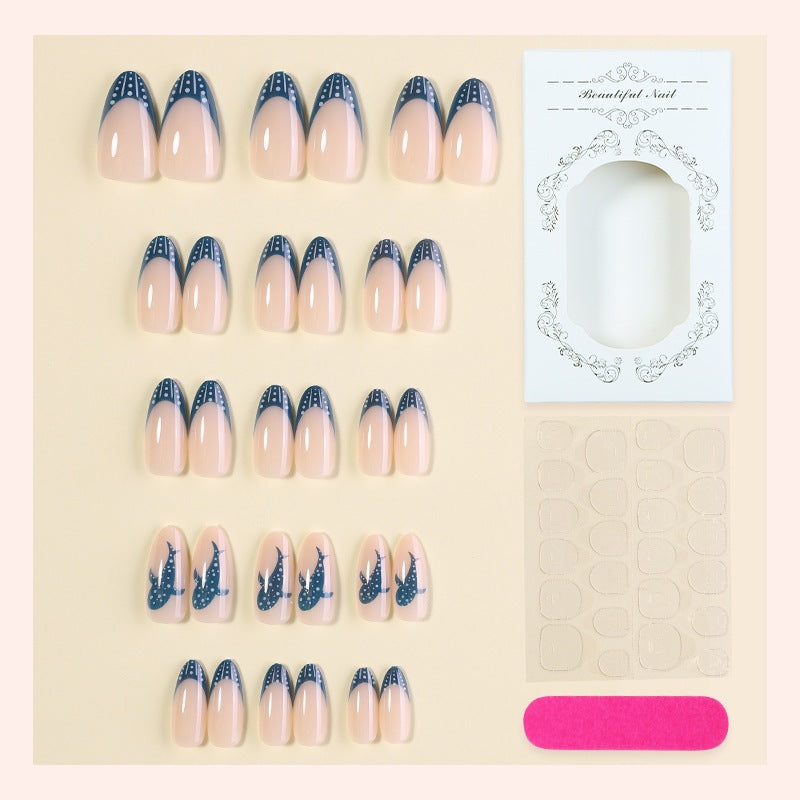 Kreatives Kunstnagelset mit stilvollen Design Akzenten Karnz