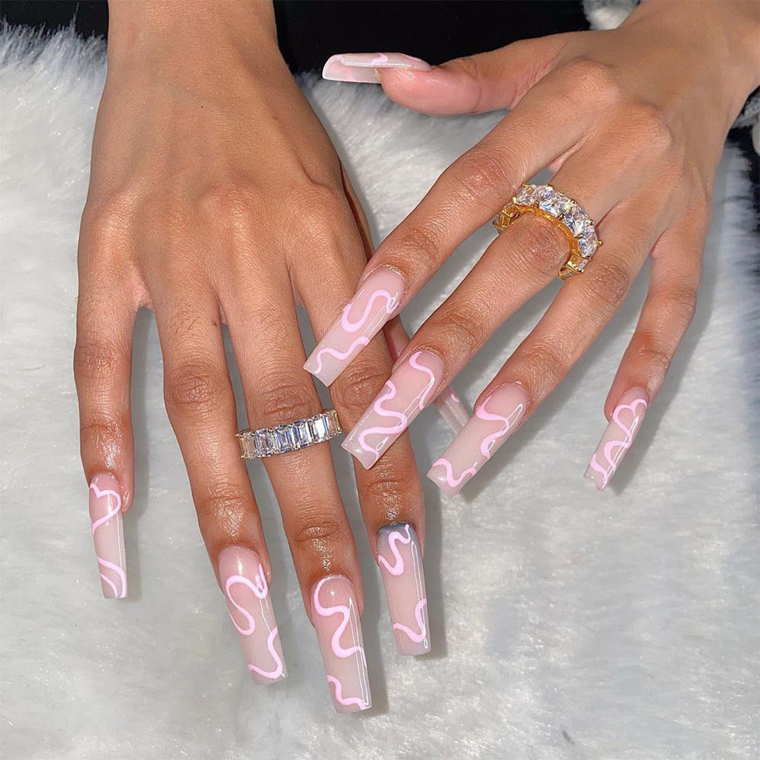 Nagelkunst mit Herz- und Lippenmotiven Karnz